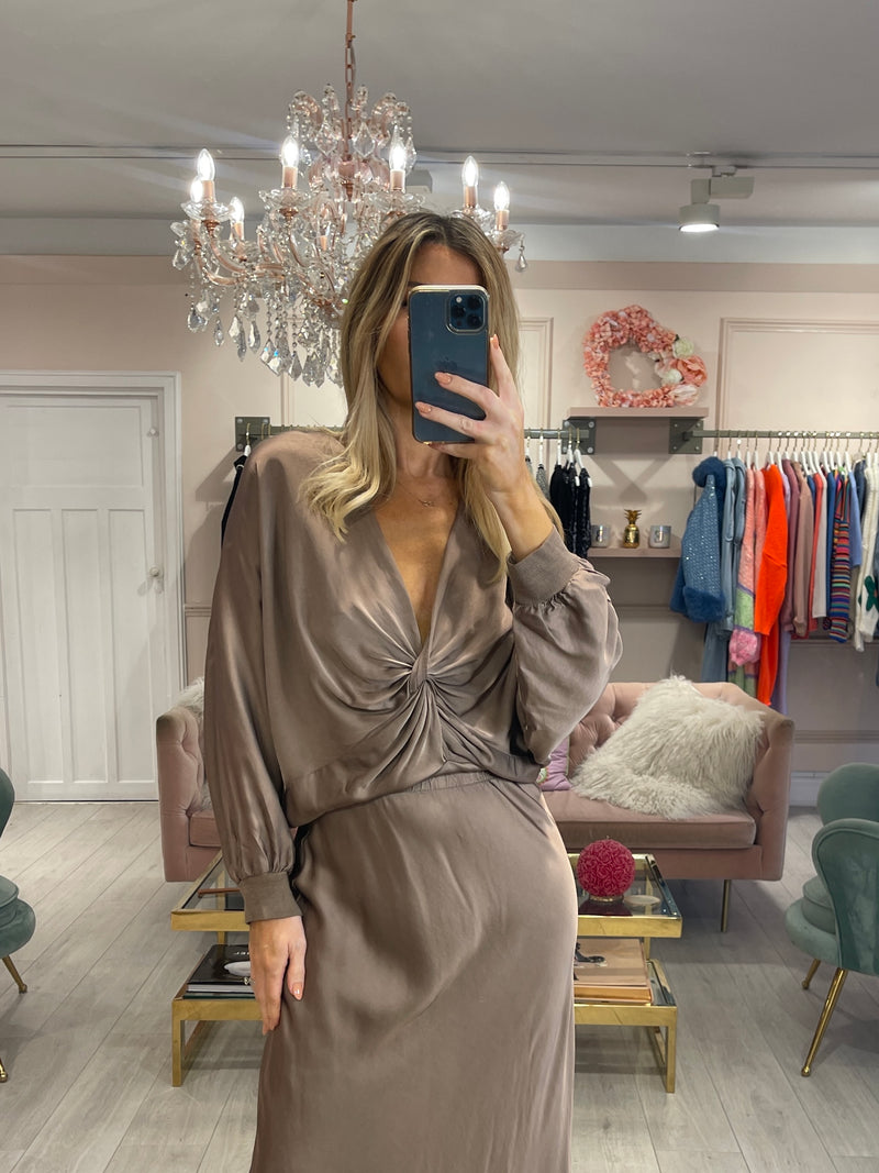 ANNIE CROSS SATIN TOP MOCHA