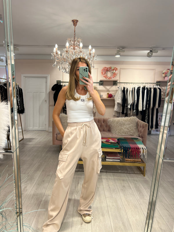 Beige sales joggers outfit