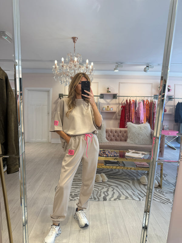 OVERSIZED SLOGAN TEE & JOGGER SET BEIGE