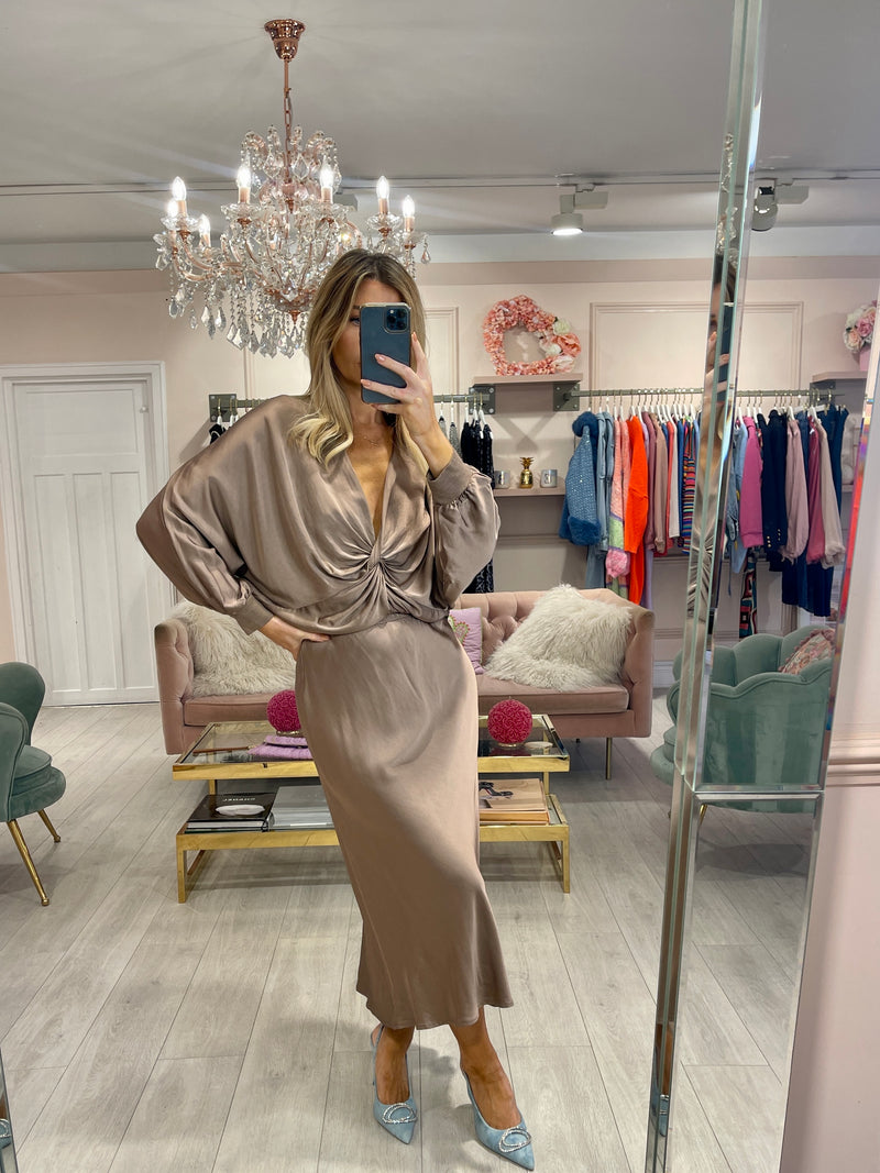 ANNIE CROSS SATIN TOP MOCHA