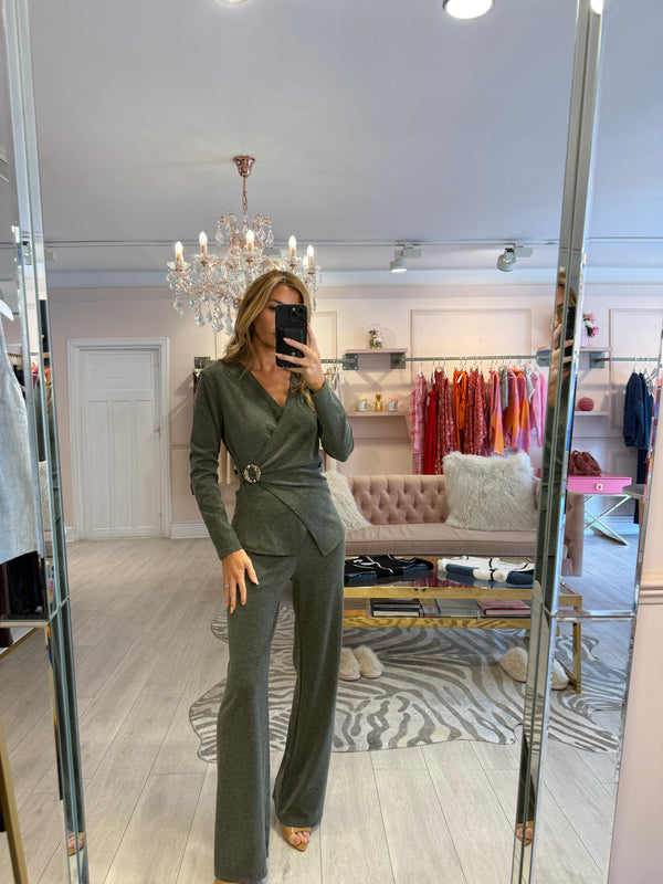 LUMI BROOCH DETAIL SOFT KNIT SET KHAKI