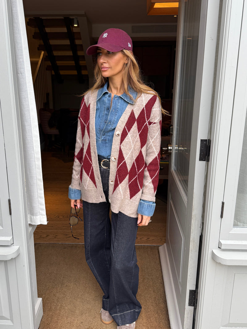 BETSY ARGYLE CARDIGAN BURGUNDY